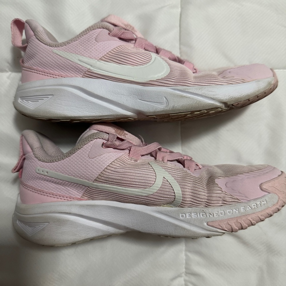 Nike Kids Size 2Y Sneakers in Pink and White